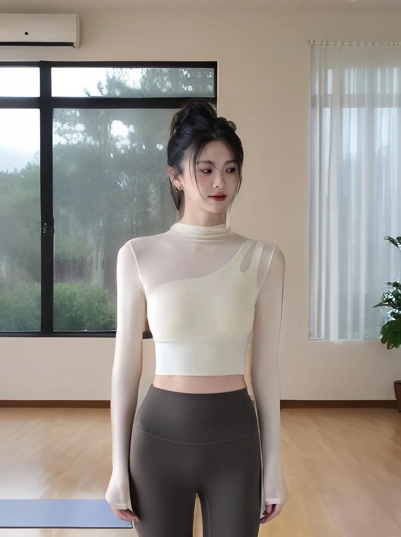 Outdoor lifestyle photo of neutral mesh long sleeve workout crop top, OEM custom activewear from Haideyu garment factory