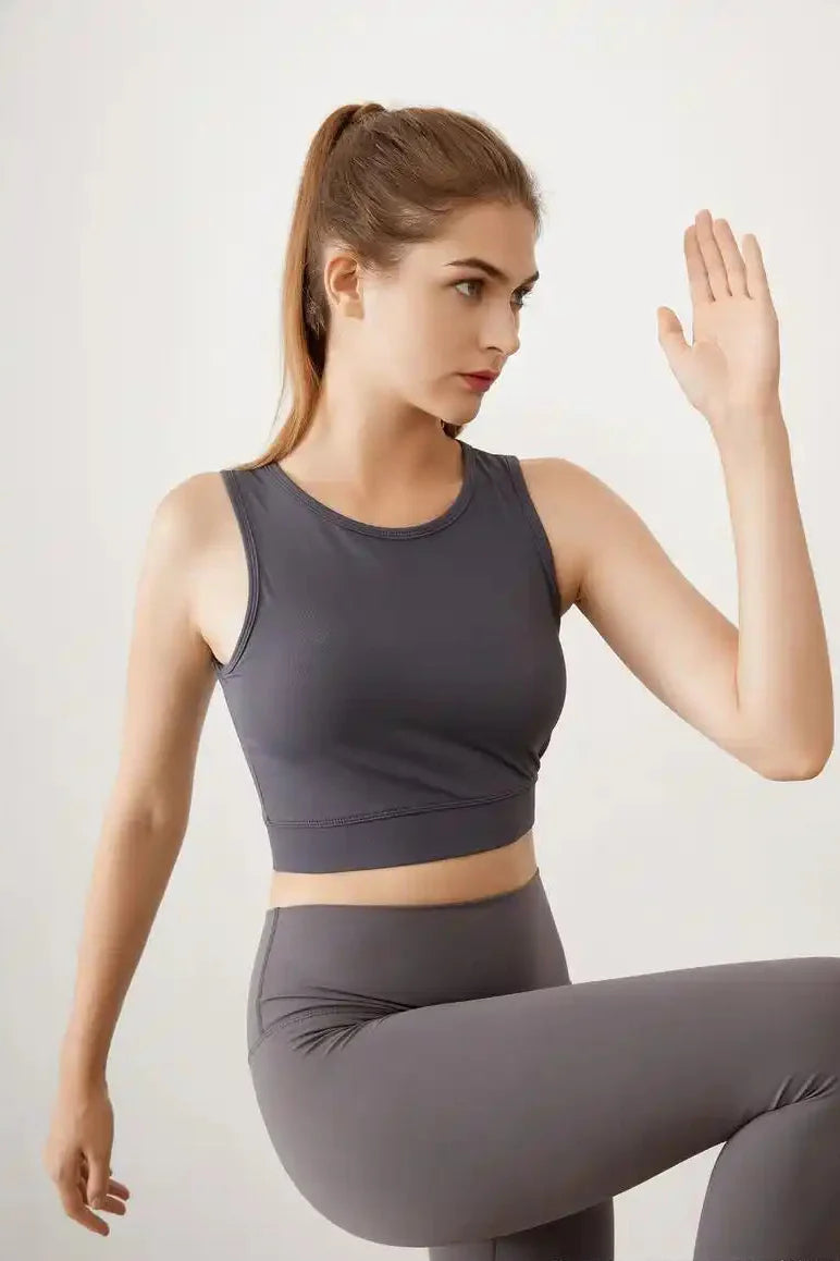 Side workout pose of women’s matching yoga suit, four-way stretch moisture-wicking fabric for private label fitness apparel