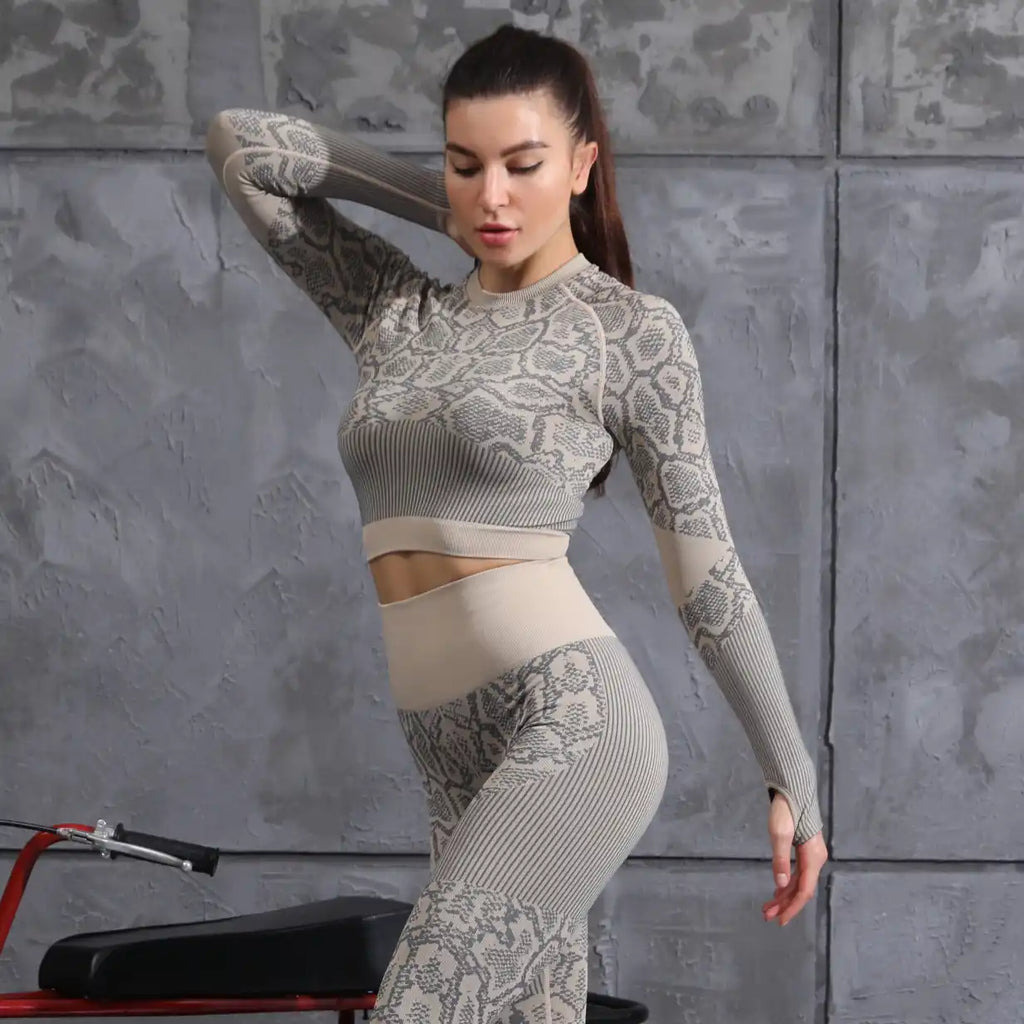  Back side view of jacquard patterned workout suit, tight seamless stitching for global custom manufacturing casual activewear