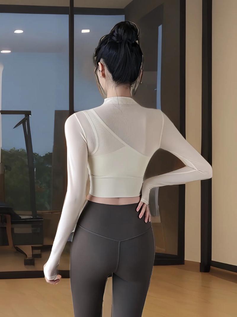 Back strap detail of Haideyu custom long sleeve cropped fitness top, breathable sheer mesh sleeves for private label activewear