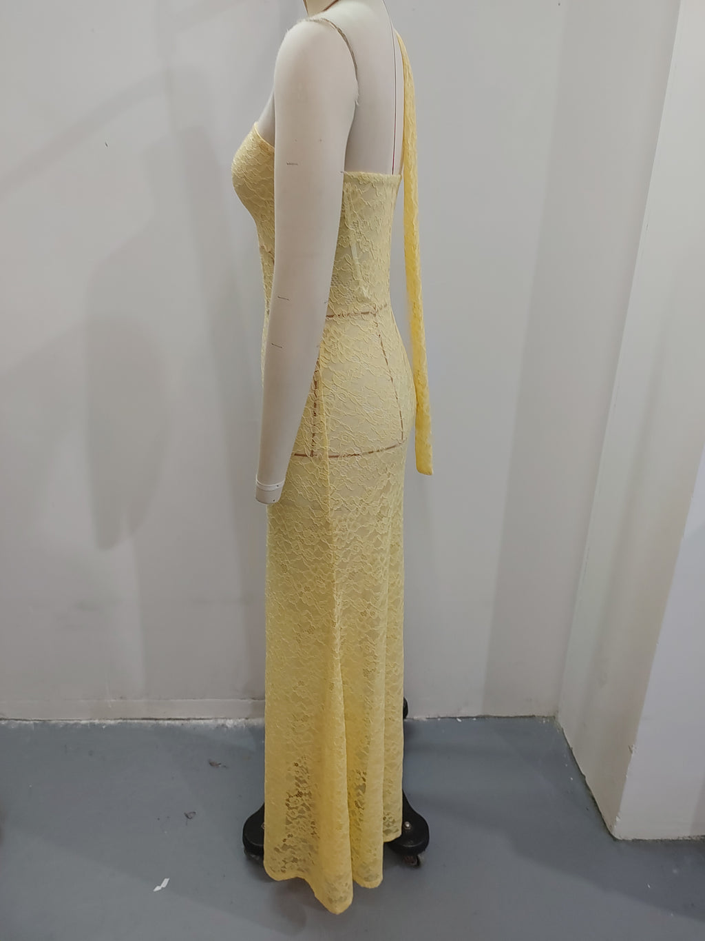 hdfish back view of yellow lace strapless halter maxi dress, form-fitting silhouette